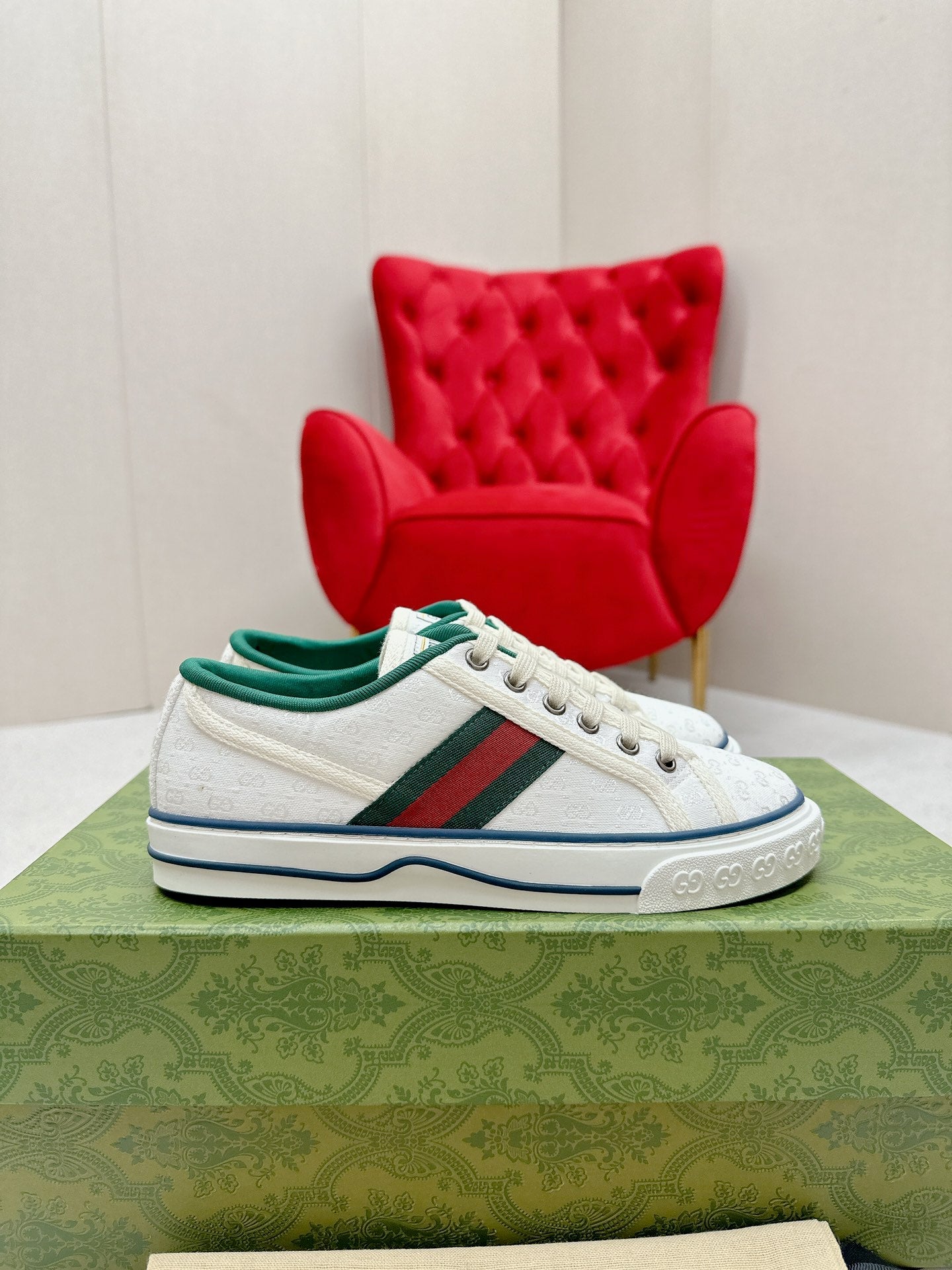 GUCCI 26S LOW TOP SNEAKERS IN WHITE CANVAS STYLE 10