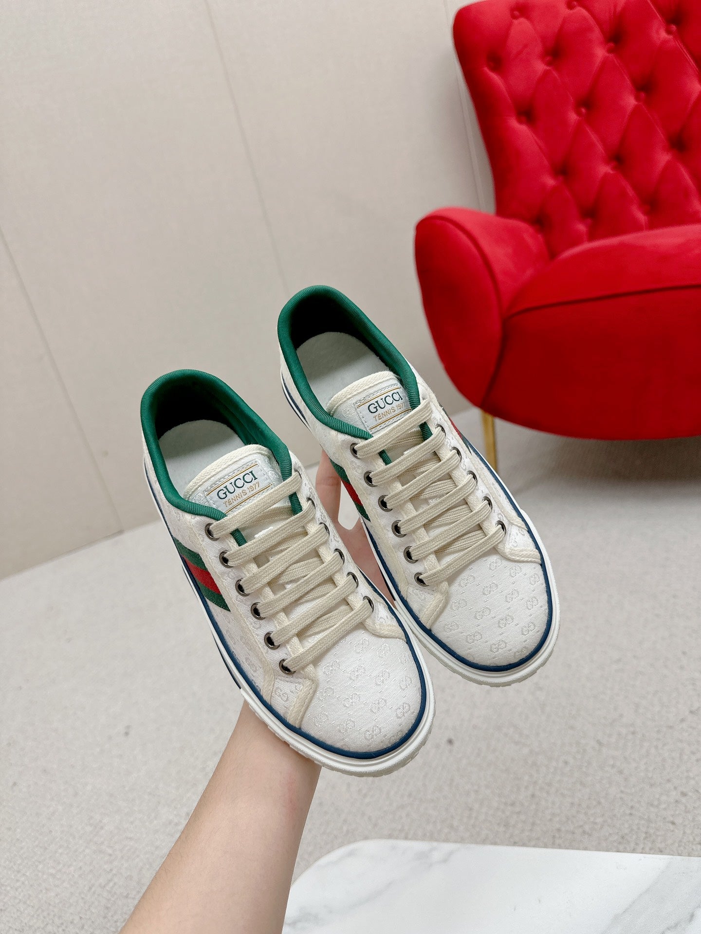 GUCCI 26S LOW TOP SNEAKERS IN WHITE CANVAS STYLE 10