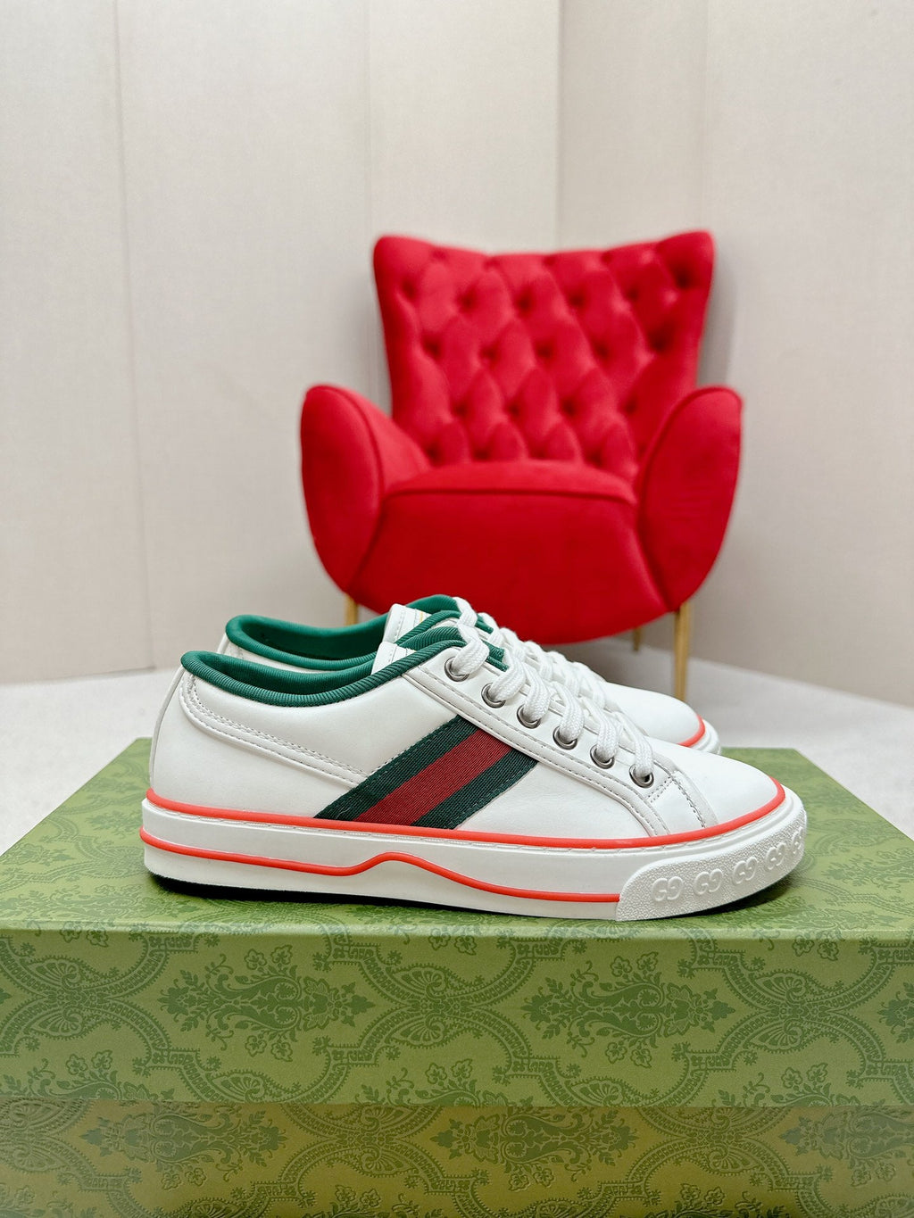 GUCCI 26S LOW TOP SNEAKERS IN WHITE CALFSKIN STYLE 18
