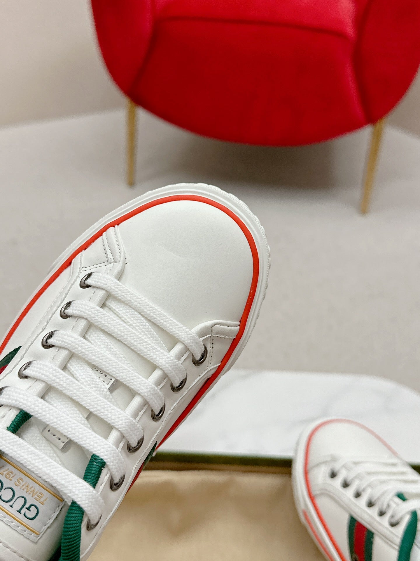 GUCCI 26S LOW TOP SNEAKERS IN WHITE CALFSKIN STYLE 18