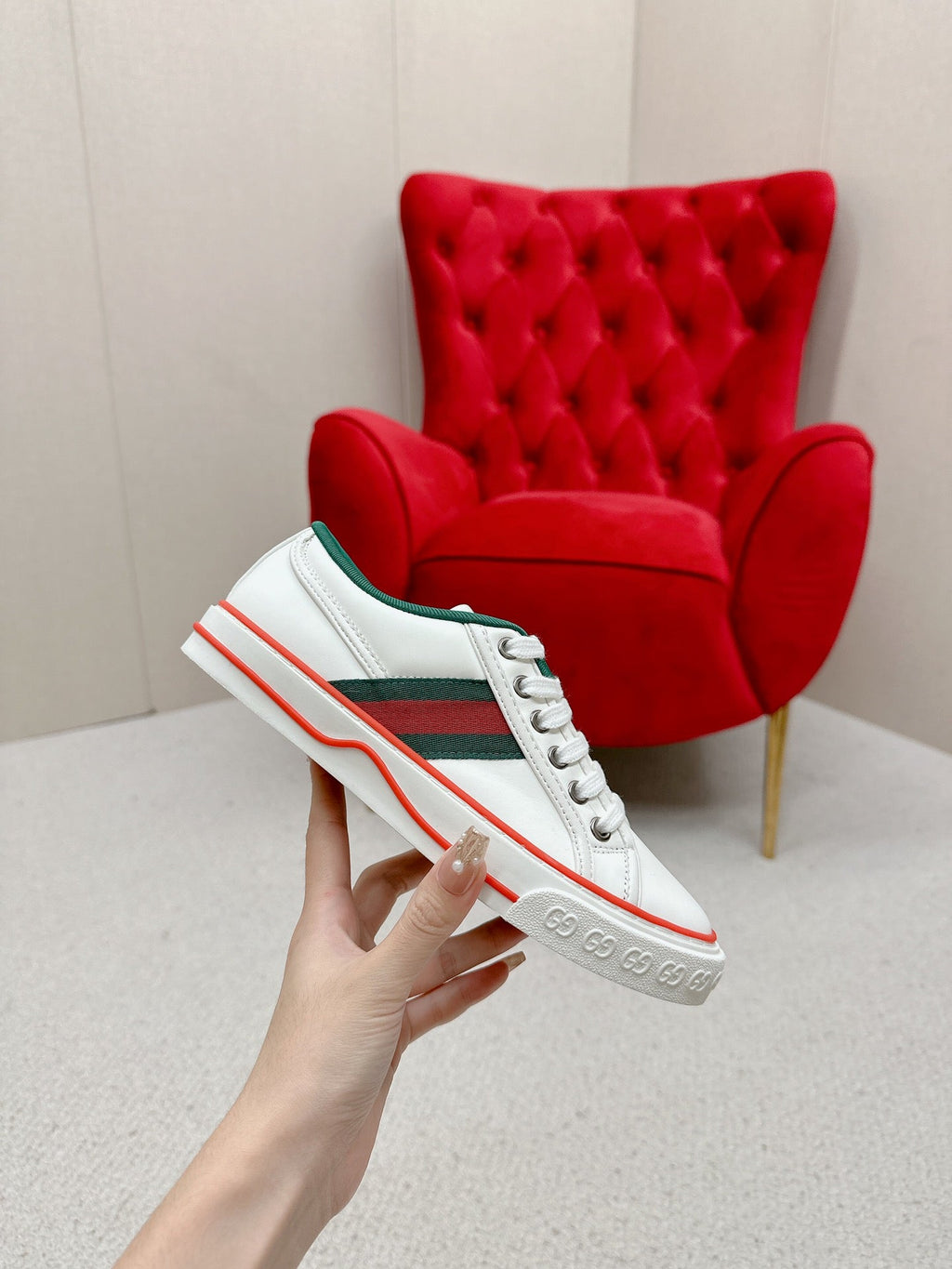 GUCCI 26S LOW TOP SNEAKERS IN WHITE CALFSKIN STYLE 18