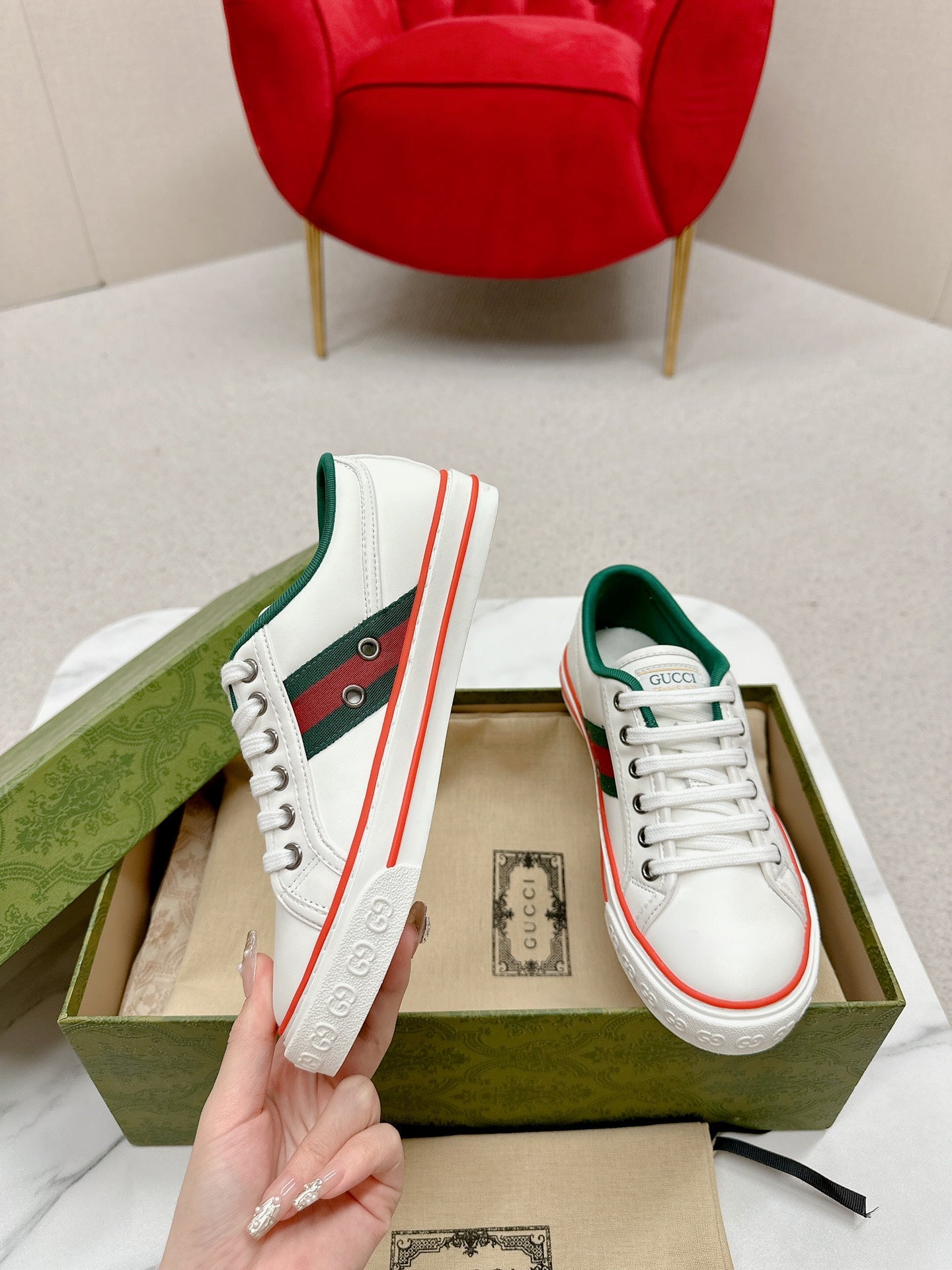 GUCCI 26S LOW TOP SNEAKERS IN WHITE CALFSKIN STYLE 18
