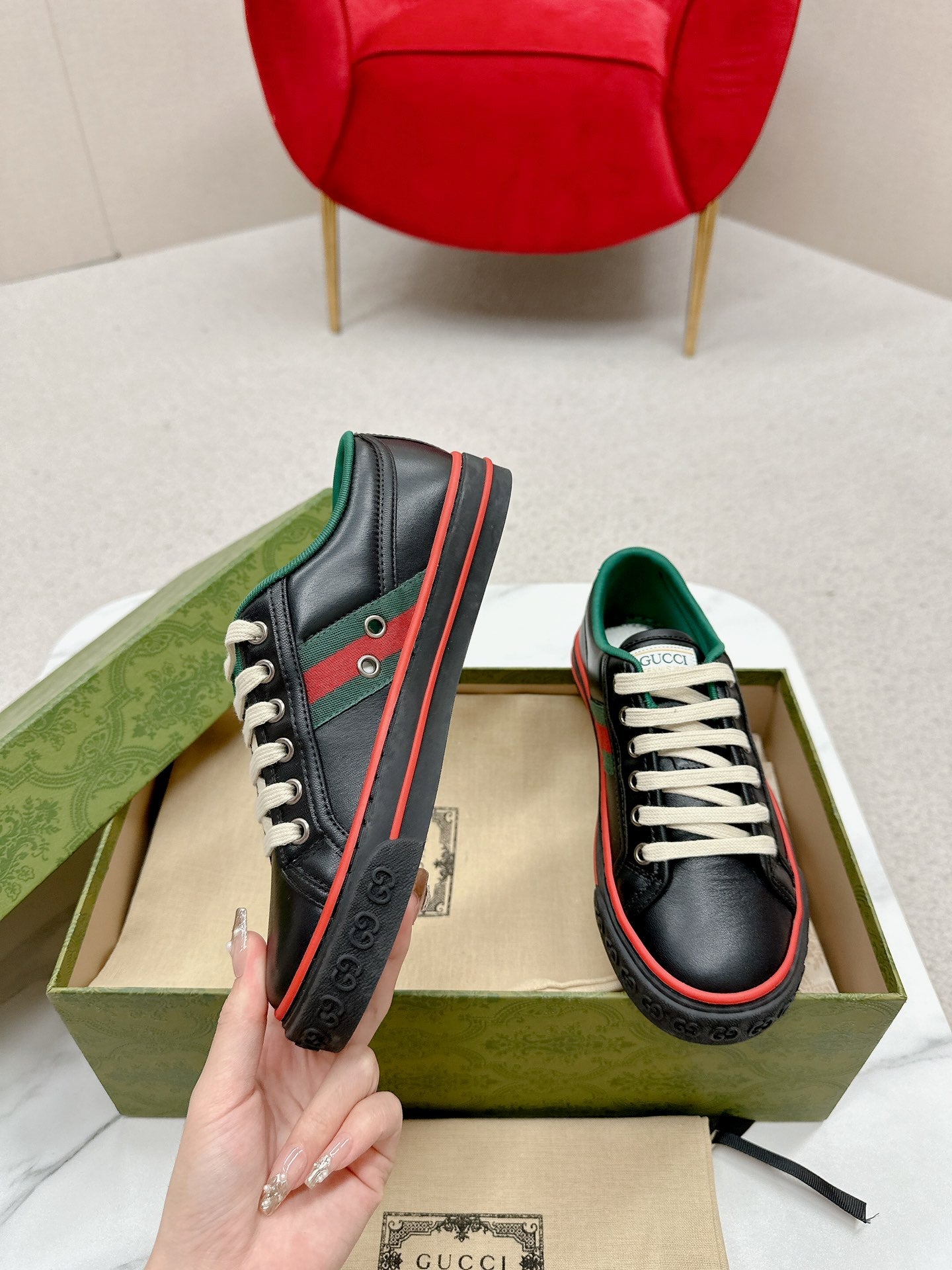 GUCCI 26S LOW TOP SNEAKERS IN BLACK CALFSKIN STYLE 17