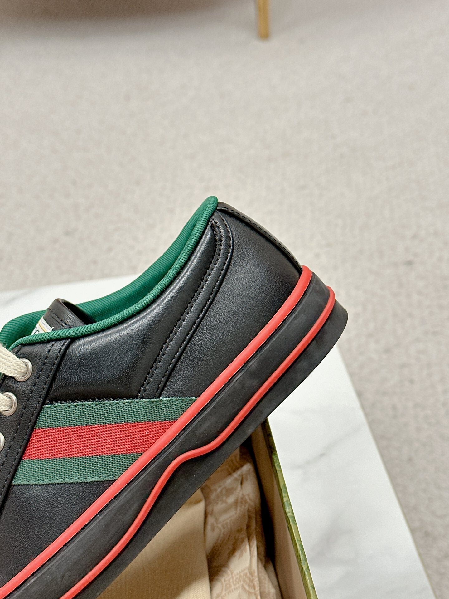 GUCCI 26S LOW TOP SNEAKERS IN BLACK CALFSKIN STYLE 17