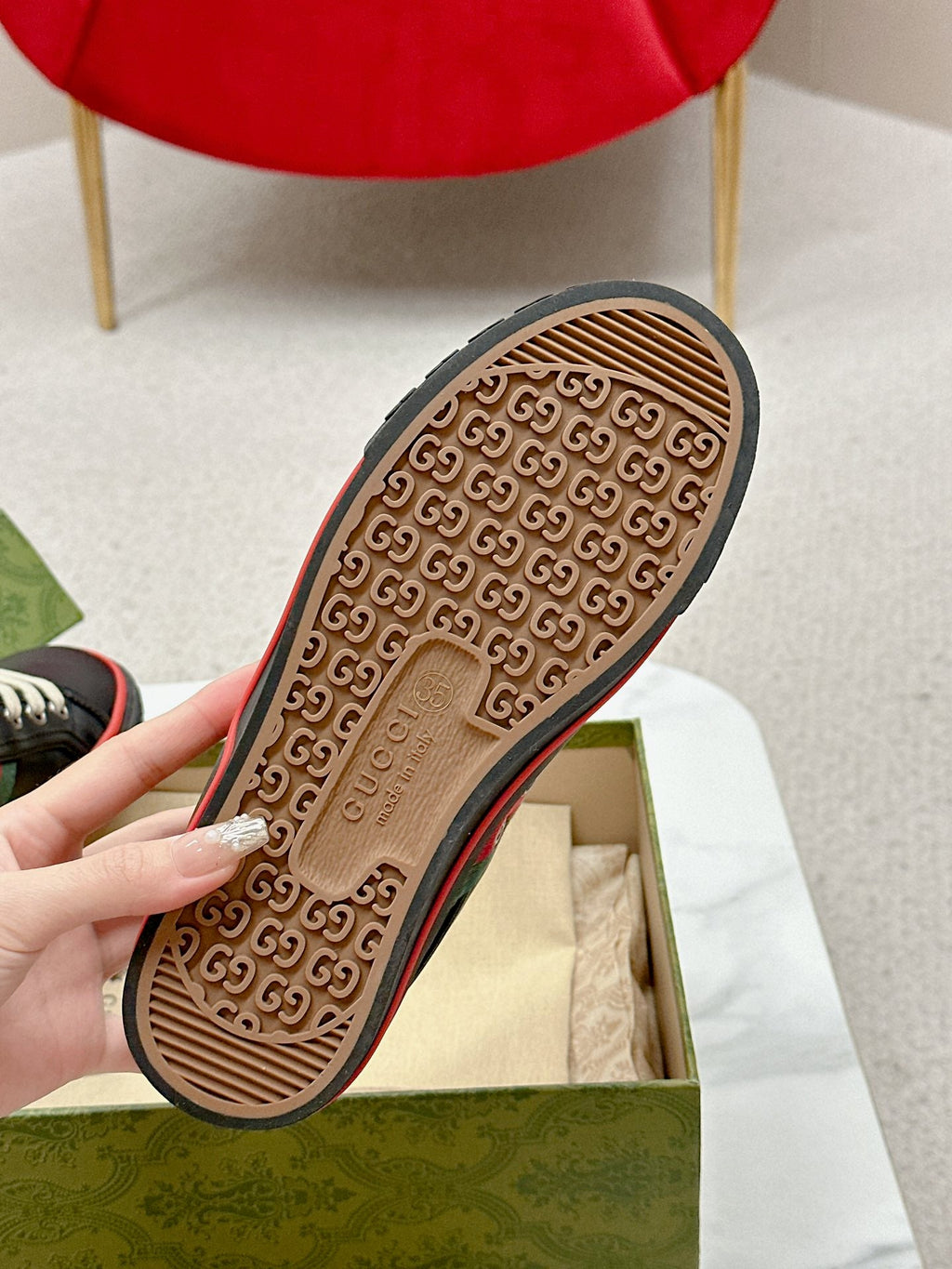 GUCCI 26S LOW TOP SNEAKERS IN BLACK CALFSKIN STYLE 17