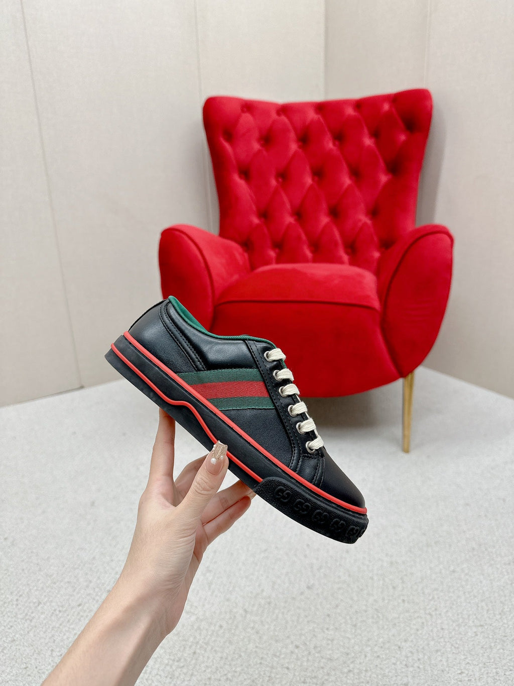 GUCCI 26S LOW TOP SNEAKERS IN BLACK CALFSKIN STYLE 17