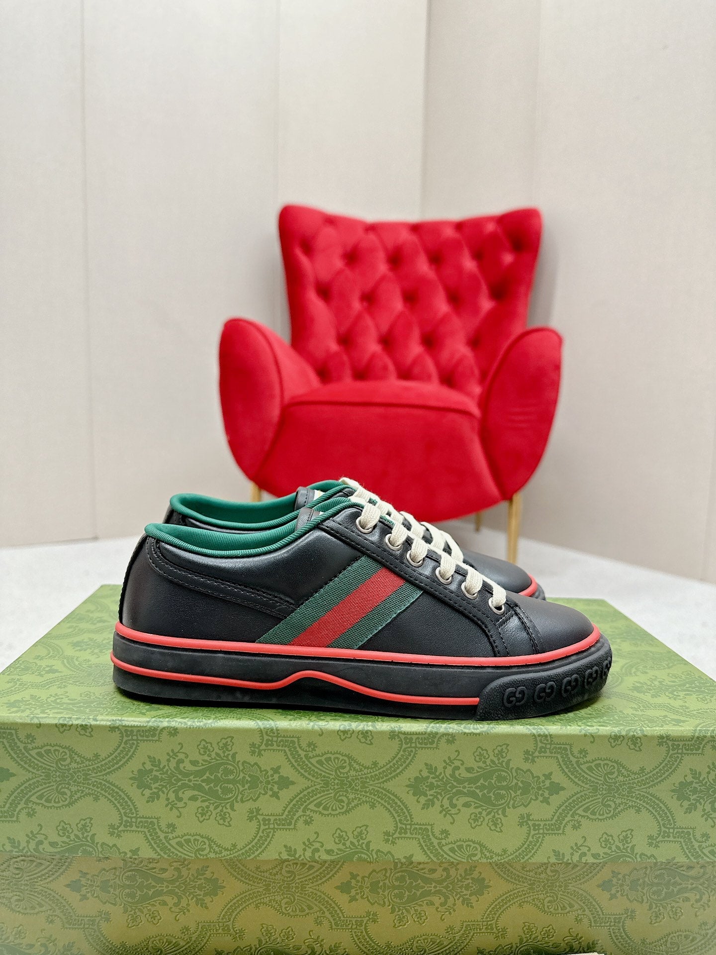 GUCCI 26S LOW TOP SNEAKERS IN BLACK CALFSKIN STYLE 17