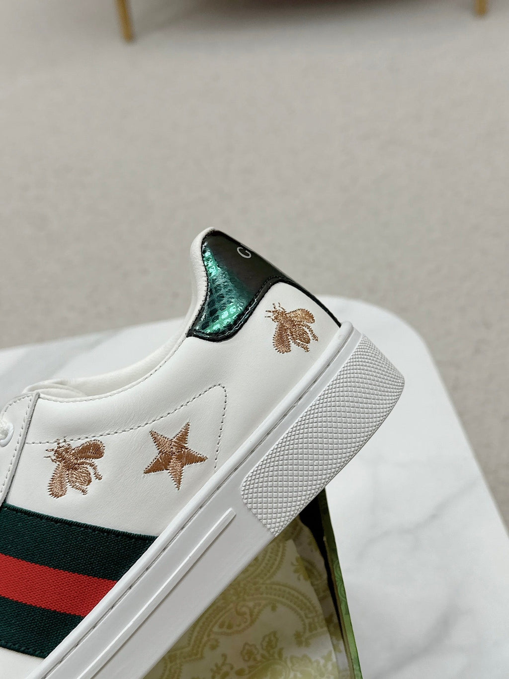 GUCCI 26S LOW TOP SNEAKERS IN WHITE CALFSKIN STYLE 01