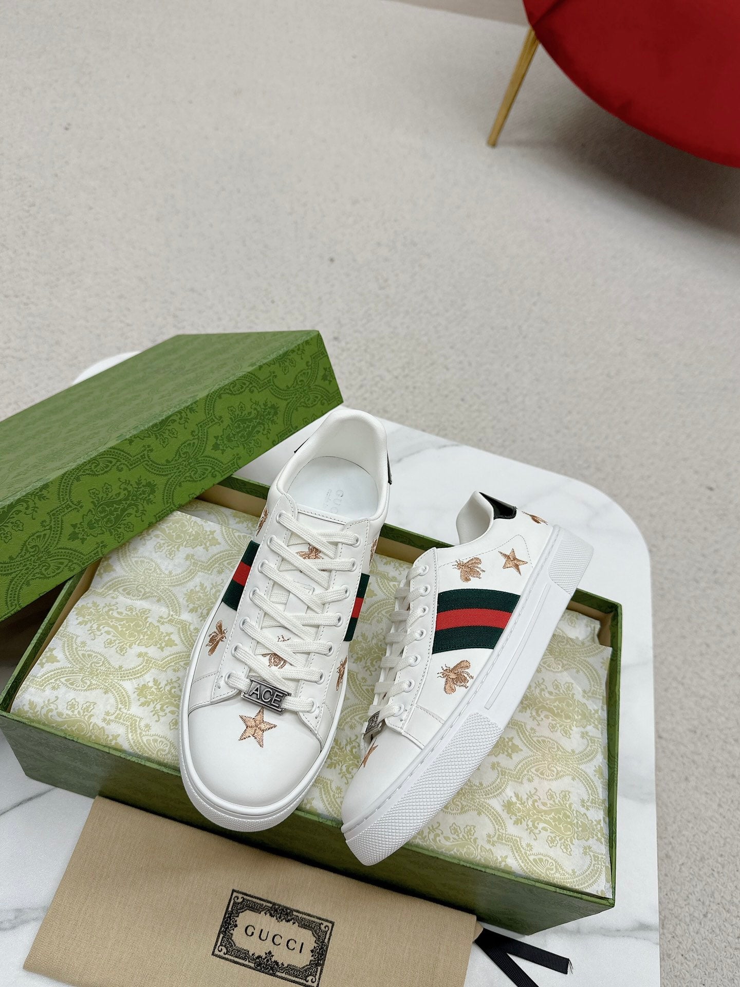 GUCCI 26S LOW TOP SNEAKERS IN WHITE CALFSKIN STYLE 01