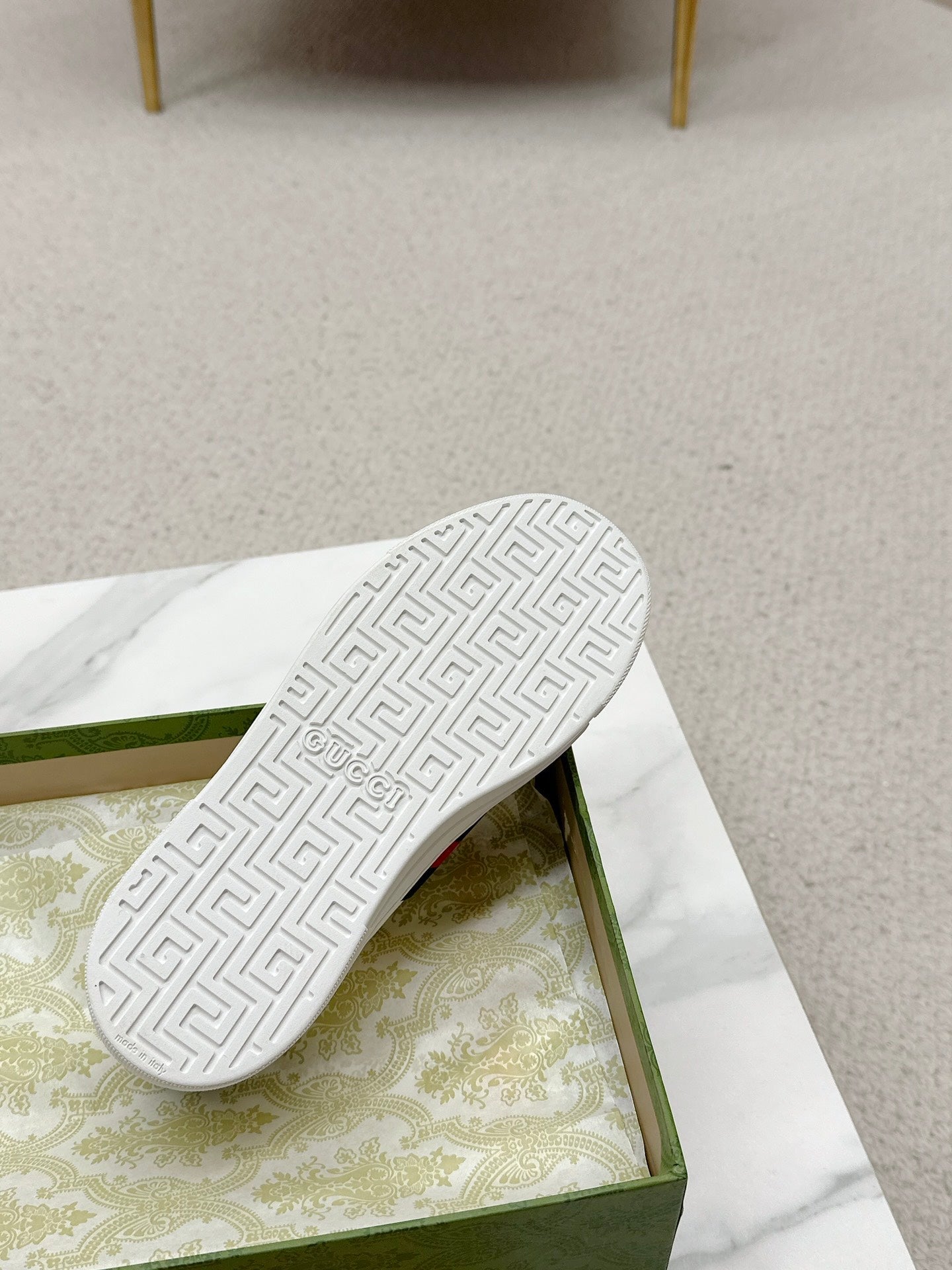 GUCCI 26S LOW TOP SNEAKERS IN WHITE CALFSKIN STYLE 01