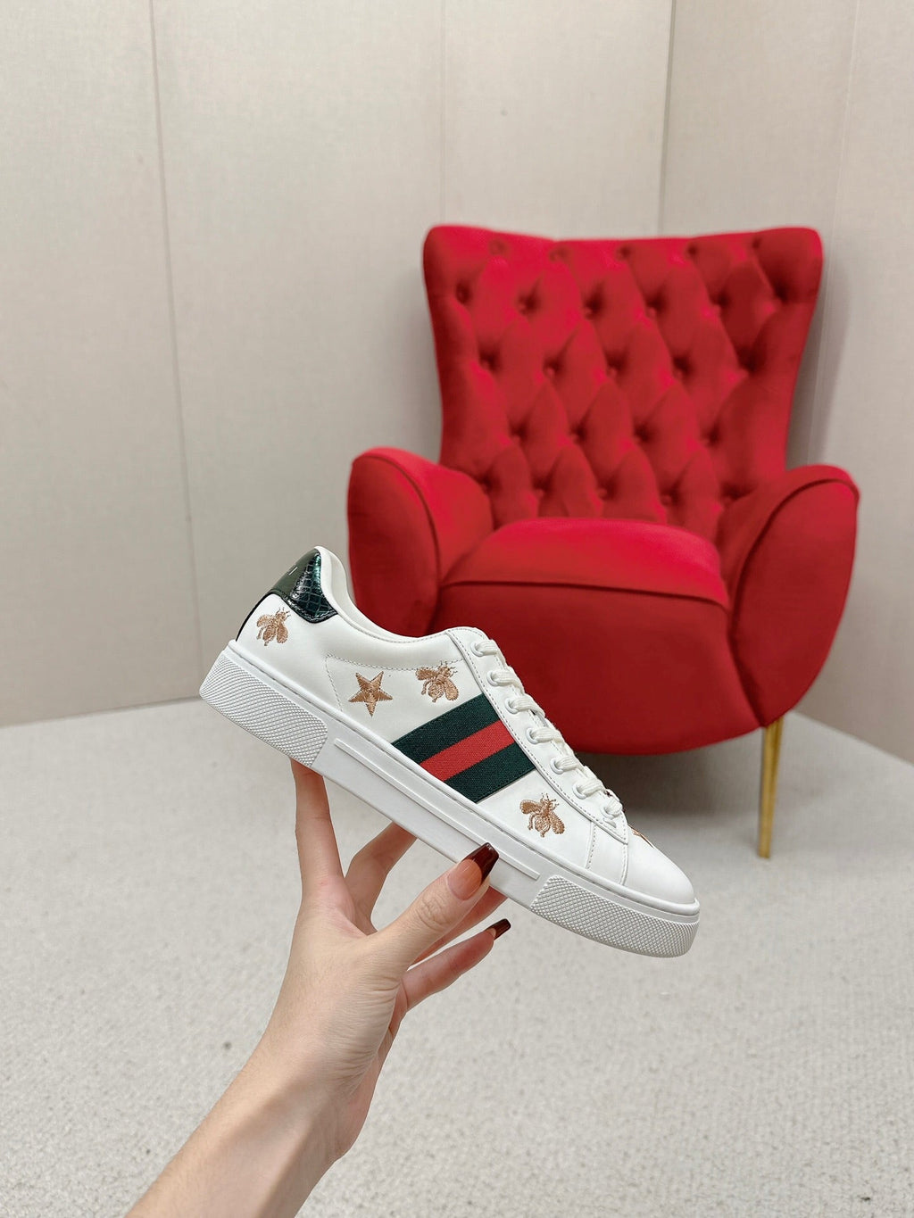 GUCCI 26S LOW TOP SNEAKERS IN WHITE CALFSKIN STYLE 01