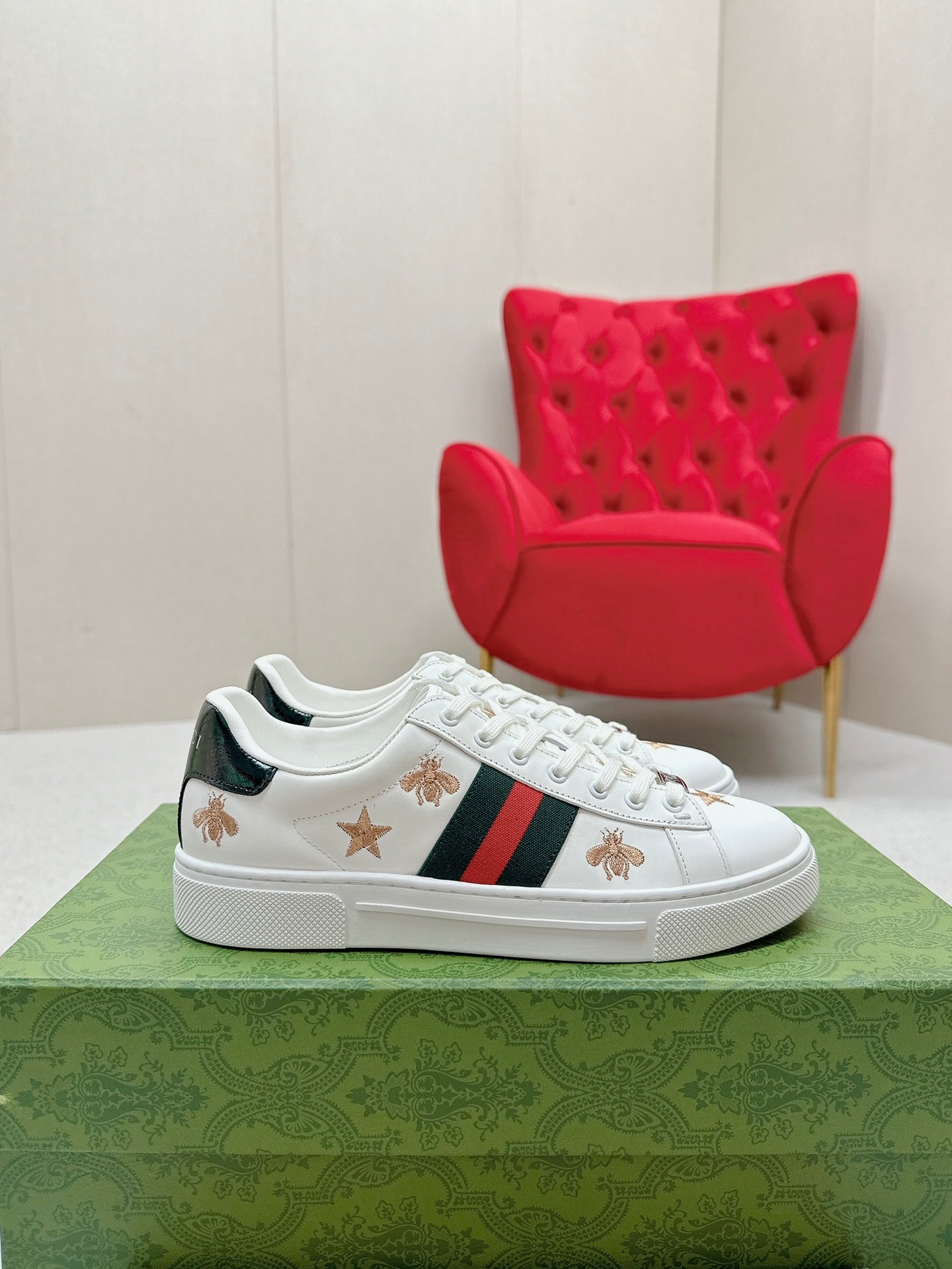 GUCCI 26S LOW TOP SNEAKERS IN WHITE CALFSKIN STYLE 01