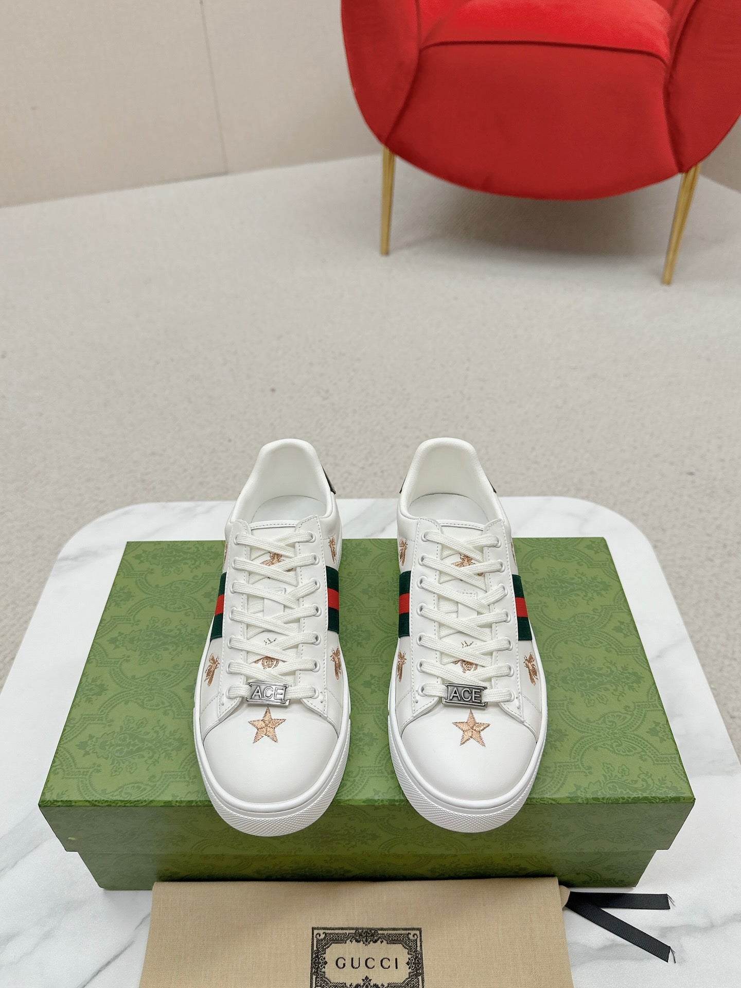 GUCCI 26S LOW TOP SNEAKERS IN WHITE CALFSKIN STYLE 01