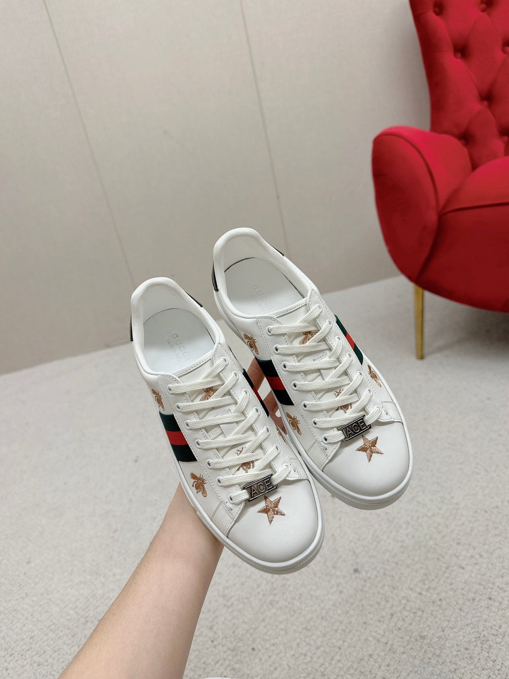 GUCCI 26S LOW TOP SNEAKERS IN WHITE CALFSKIN STYLE 01