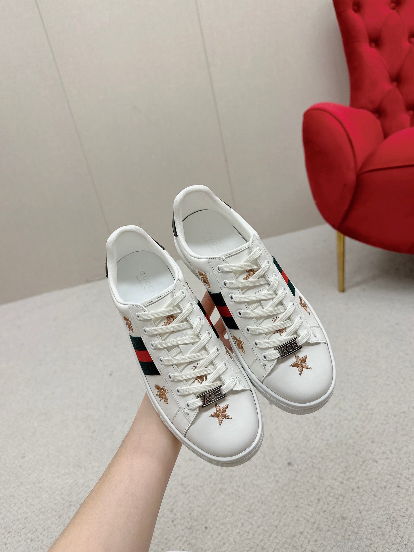 GUCCI 26S LOW TOP SNEAKERS IN WHITE CALFSKIN STYLE 01