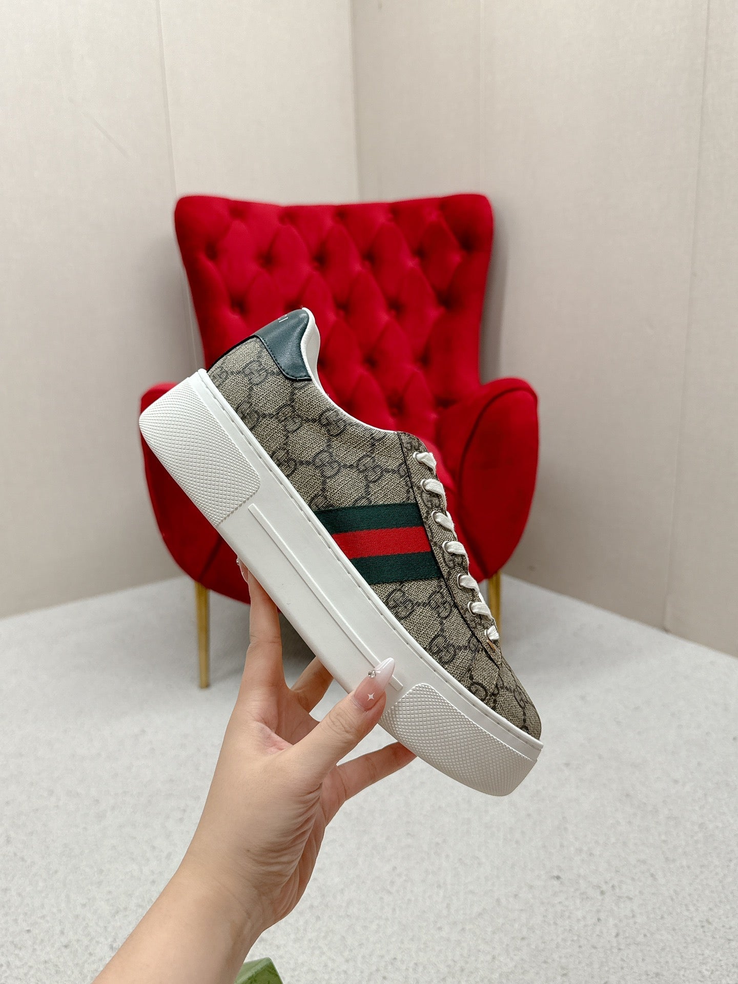 GUCCI 26S LOW TOP SNEAKERS IN BEIGE EBONY CANVAS STYLE 06