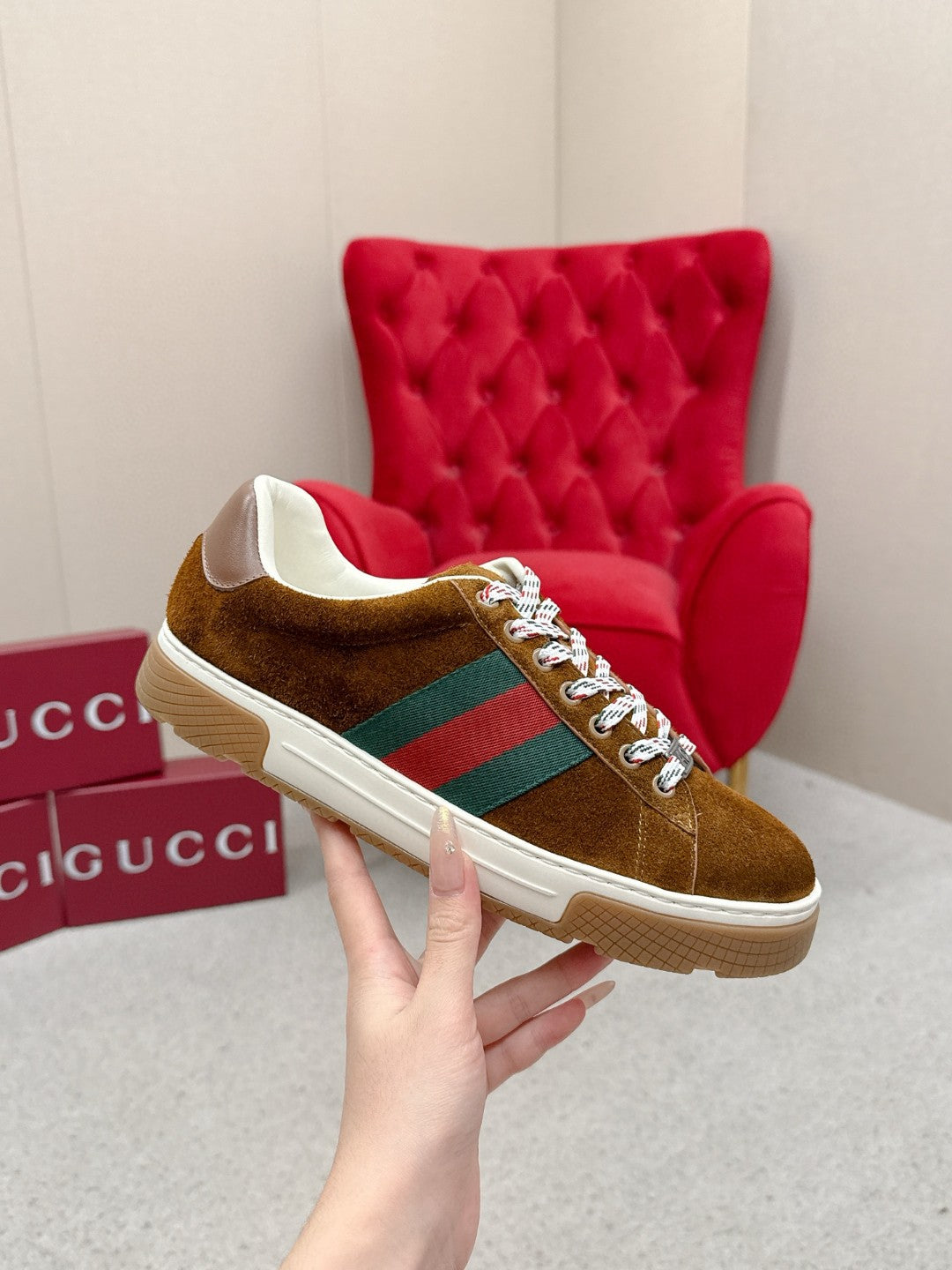 GUCCI 26S LOW TOP SNEAKERS IN CARAMEL BROWN SUEDE STYLE 05