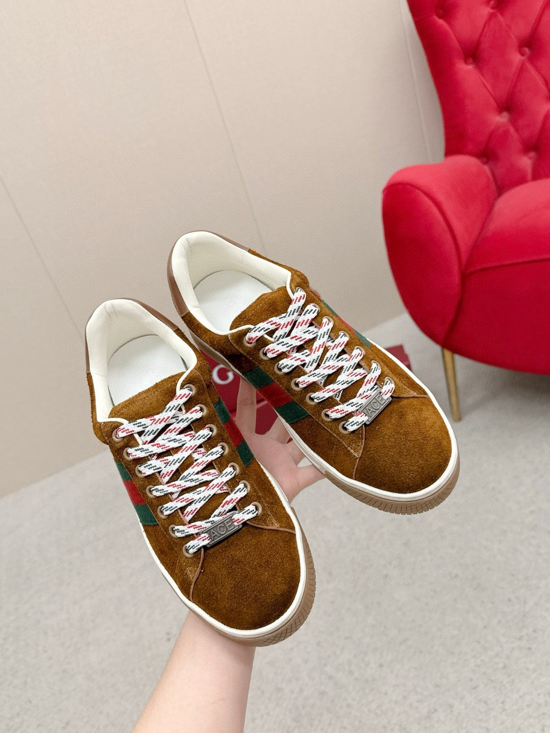 GUCCI 26S LOW TOP SNEAKERS IN CARAMEL BROWN SUEDE STYLE 05