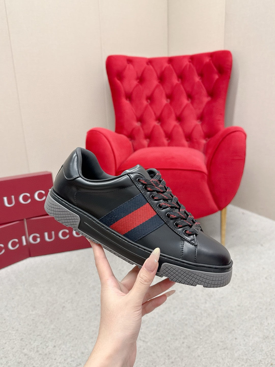 GUCCI 26S LOW TOP SNEAKERS IN BLACK CALFSKIN STYLE 03
