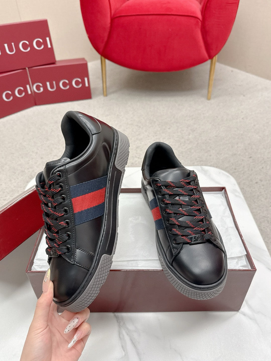 GUCCI 26S LOW TOP SNEAKERS IN BLACK CALFSKIN STYLE 03