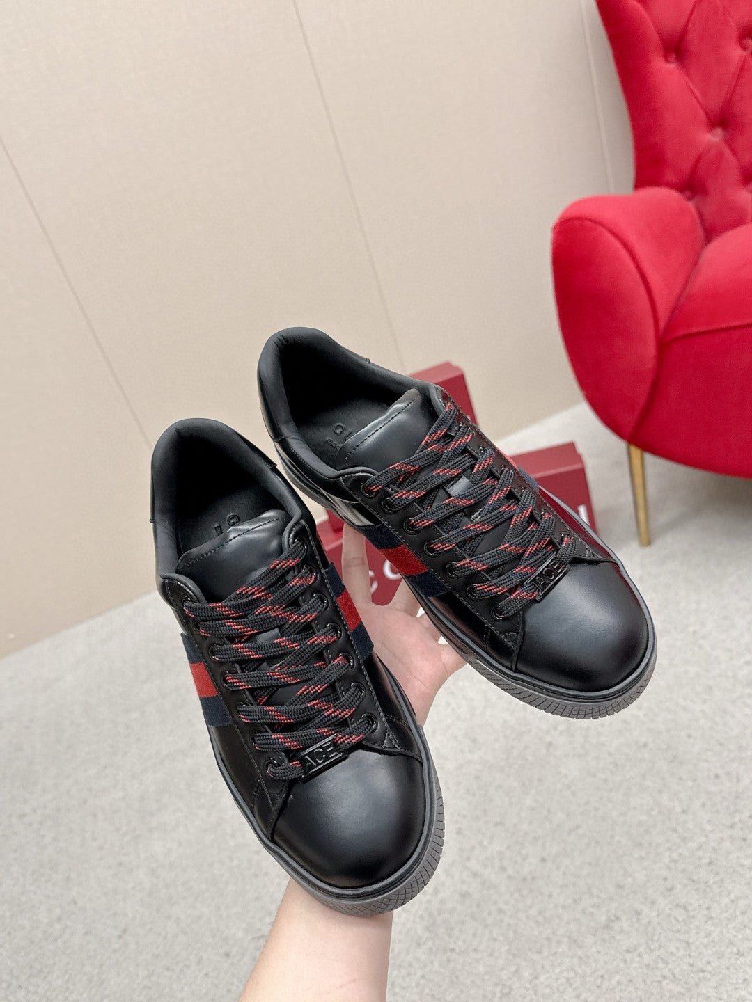 GUCCI 26S LOW TOP SNEAKERS IN BLACK CALFSKIN STYLE 03