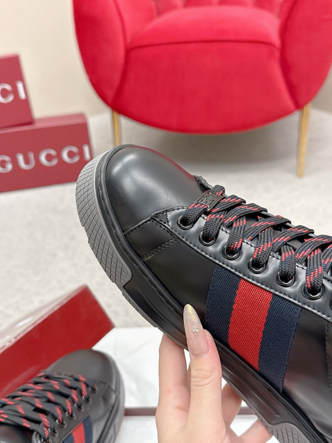 GUCCI 26S LOW TOP SNEAKERS IN BLACK CALFSKIN STYLE 03