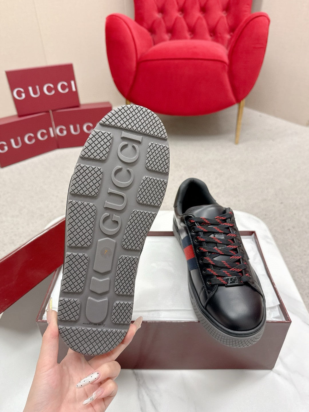 GUCCI 26S LOW TOP SNEAKERS IN BLACK CALFSKIN STYLE 03
