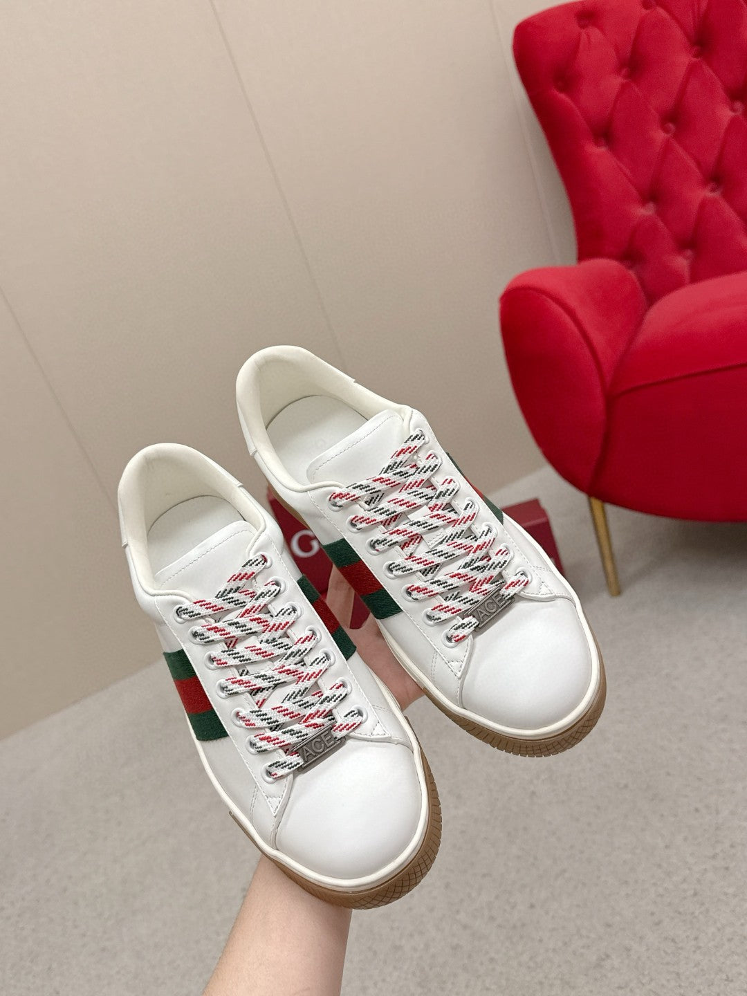GUCCI 26S LOW TOP SNEAKERS IN WHITE CALFSKIN STYLE 02