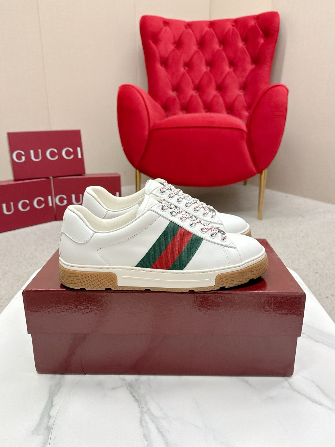 GUCCI 26S LOW TOP SNEAKERS IN WHITE CALFSKIN STYLE 02