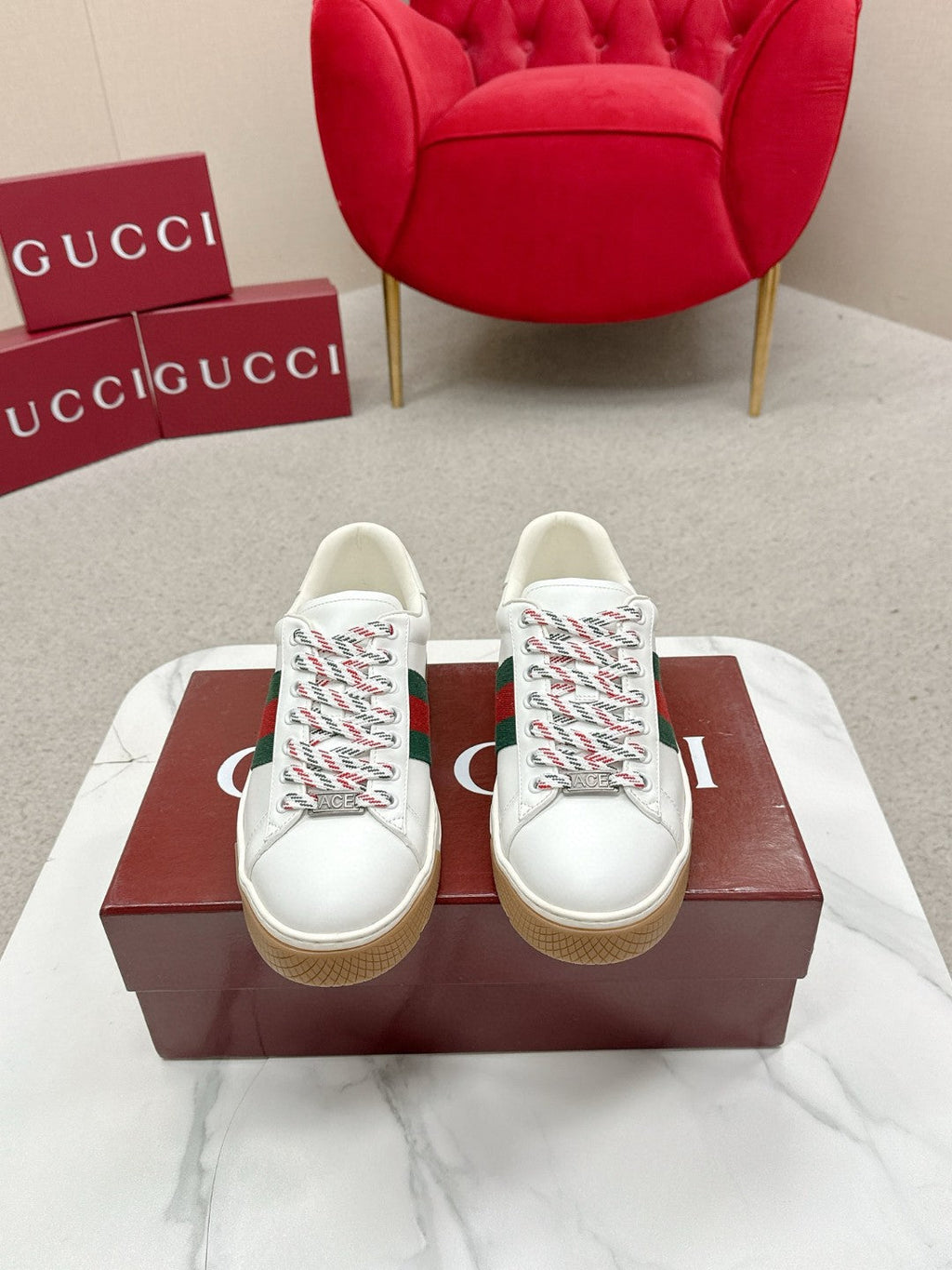 GUCCI 26S LOW TOP SNEAKERS IN WHITE CALFSKIN STYLE 02