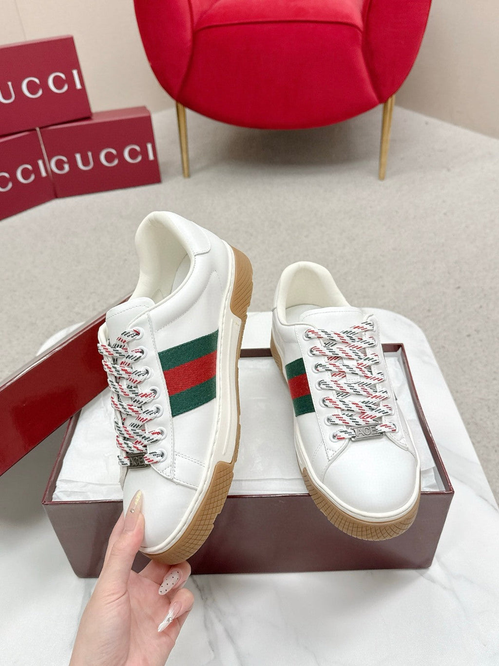 GUCCI 26S LOW TOP SNEAKERS IN WHITE CALFSKIN STYLE 02