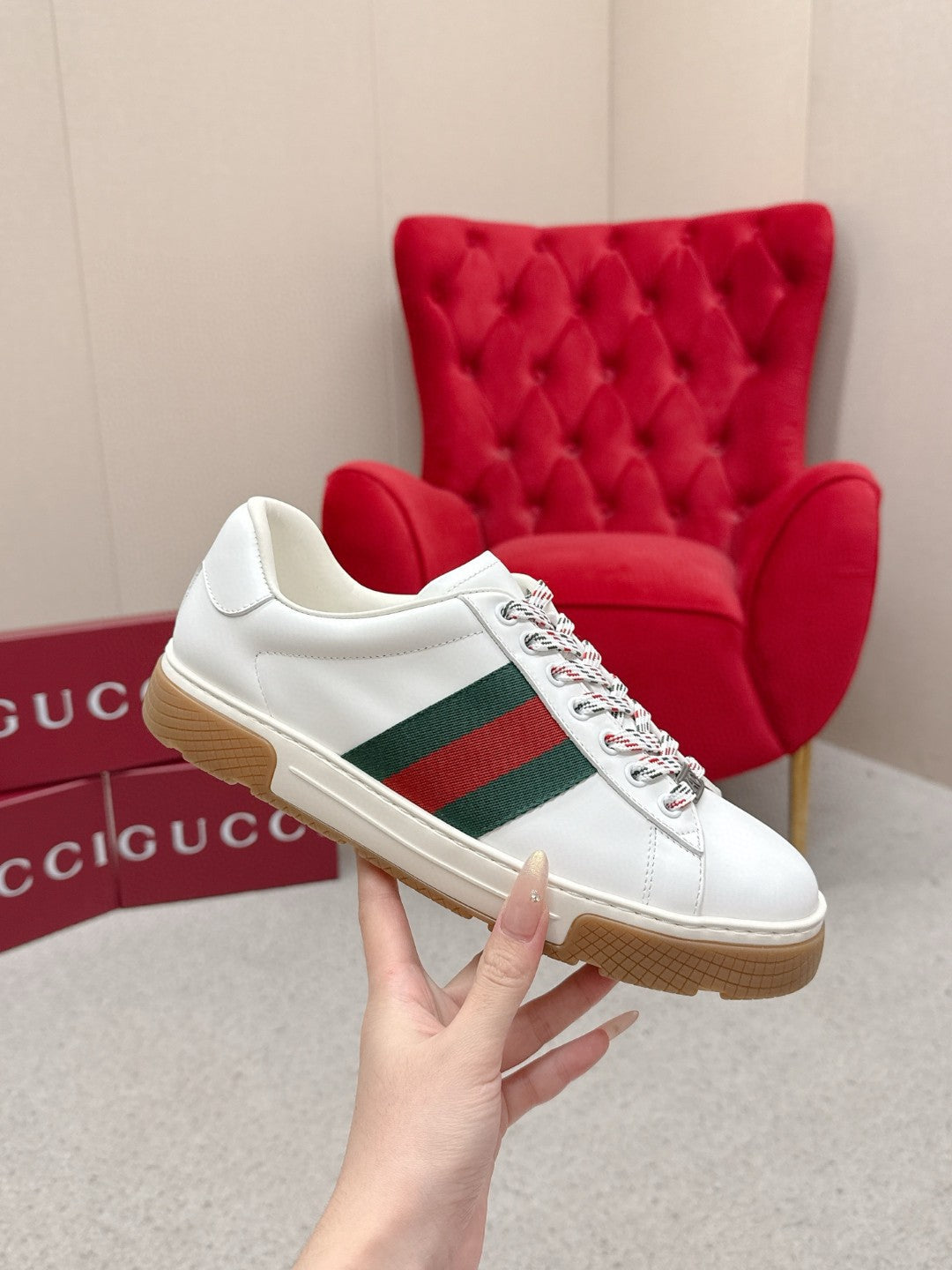GUCCI 26S LOW TOP SNEAKERS IN WHITE CALFSKIN STYLE 02