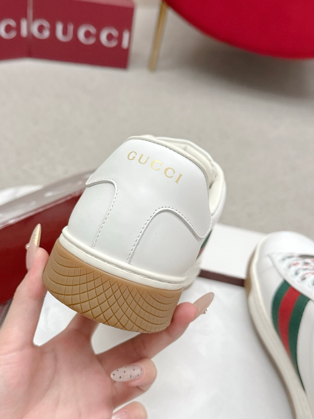 GUCCI 26S LOW TOP SNEAKERS IN WHITE CALFSKIN STYLE 02