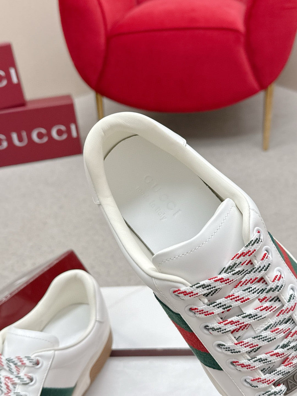 GUCCI 26S LOW TOP SNEAKERS IN WHITE CALFSKIN STYLE 02