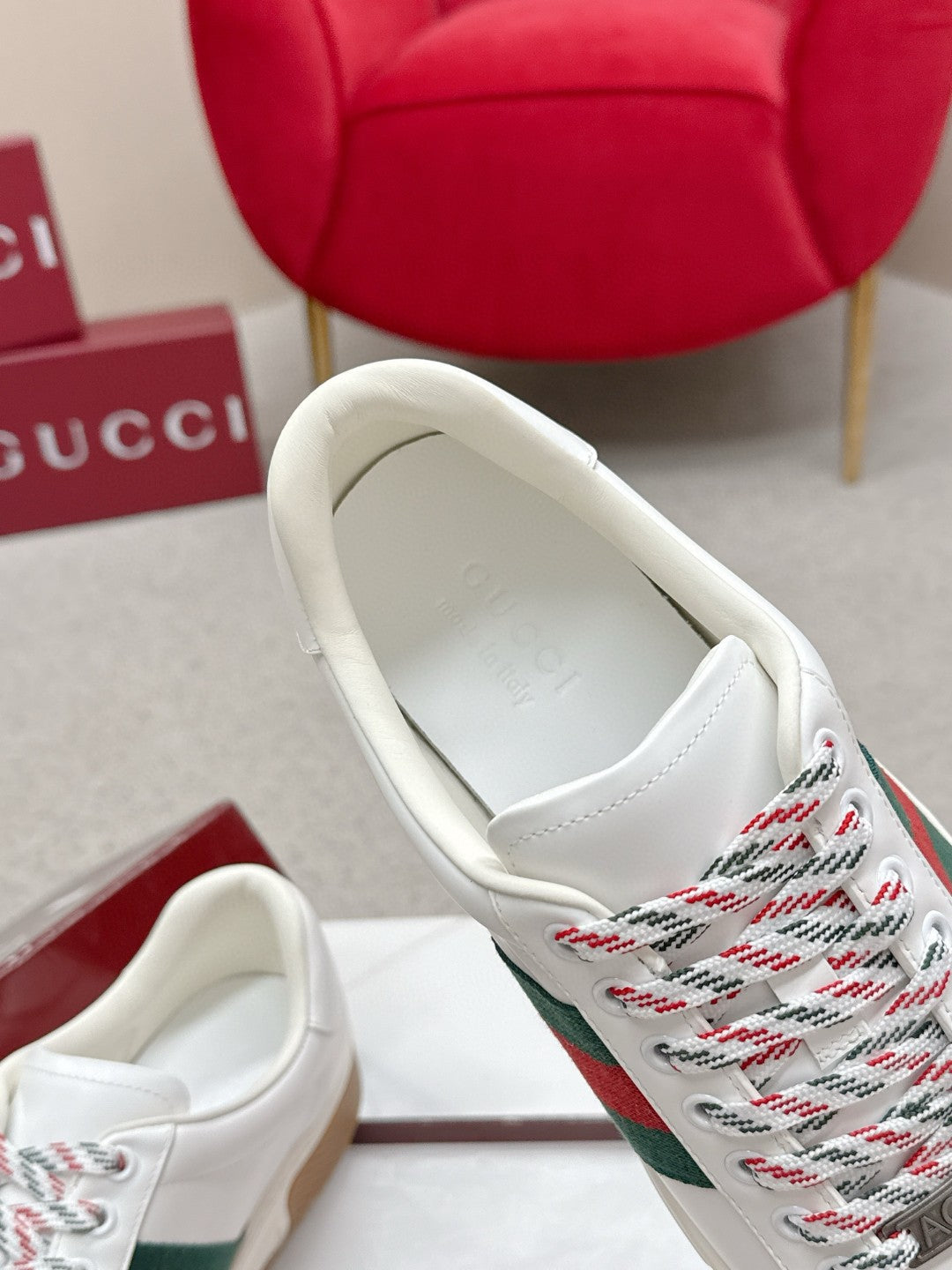GUCCI 26S LOW TOP SNEAKERS IN WHITE CALFSKIN STYLE 02