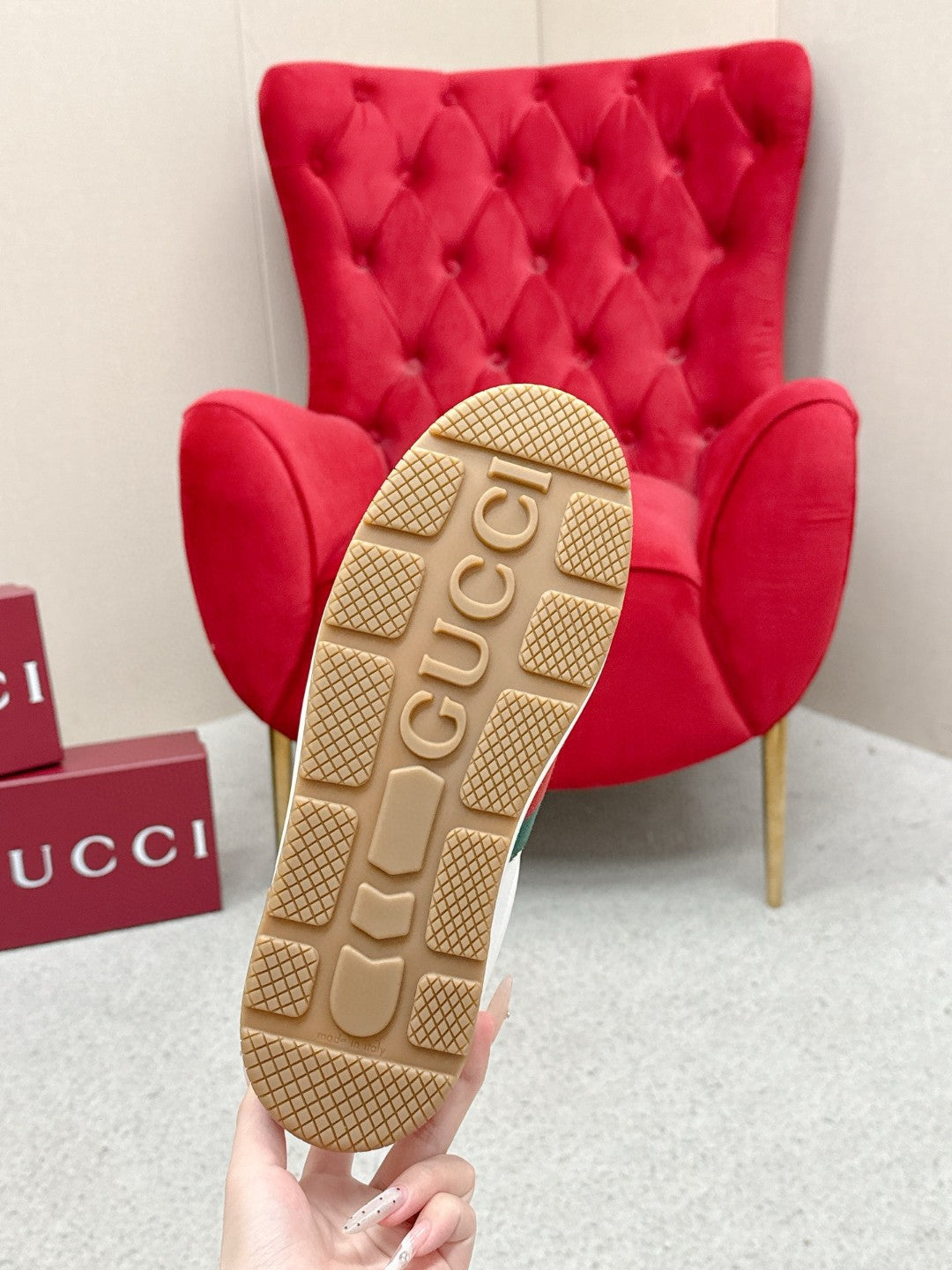 GUCCI 26S LOW TOP SNEAKERS IN WHITE CALFSKIN STYLE 02