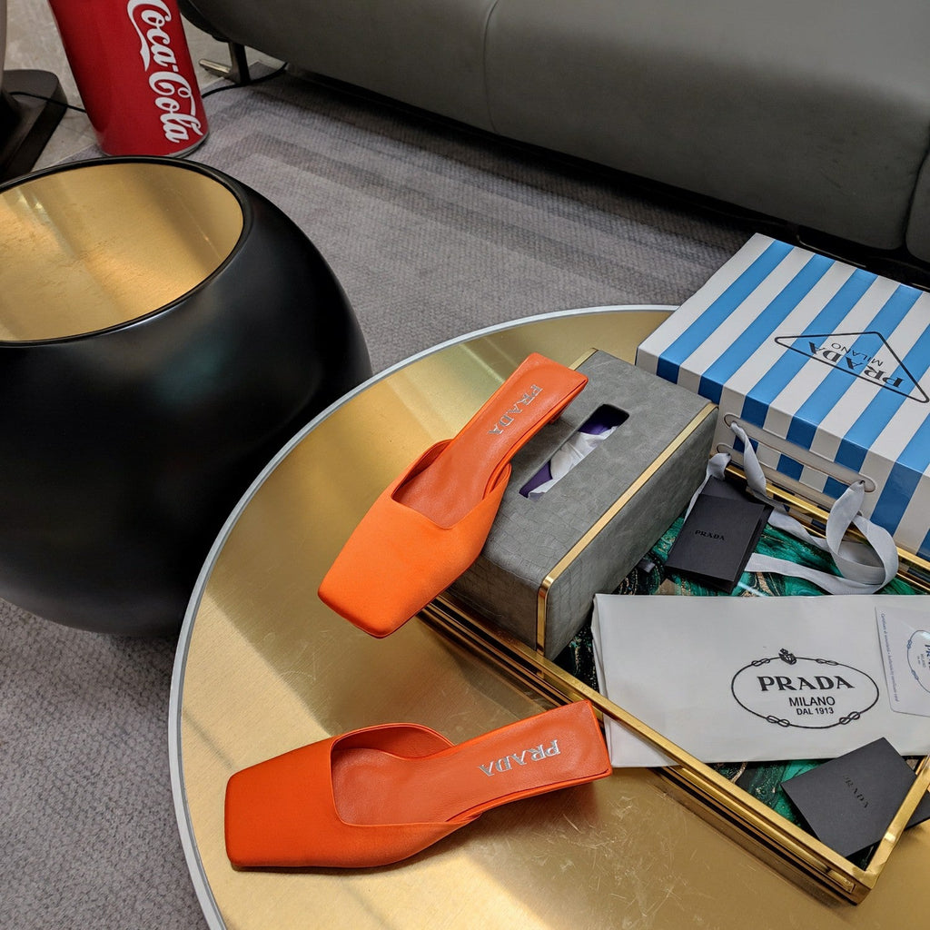 PRADA 26S SQUARE TOE MULES 40MM IN ORANGE SATIN