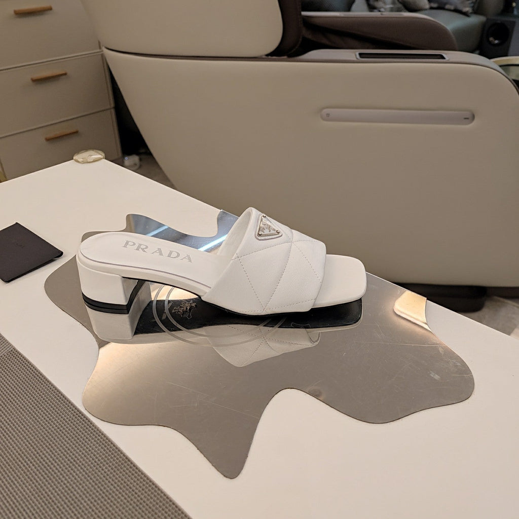 PRADA 26S LOW HEEL OPEN TOE MULES 45MM IN WHITE QUILTED CALFSKIN WITH LOGO