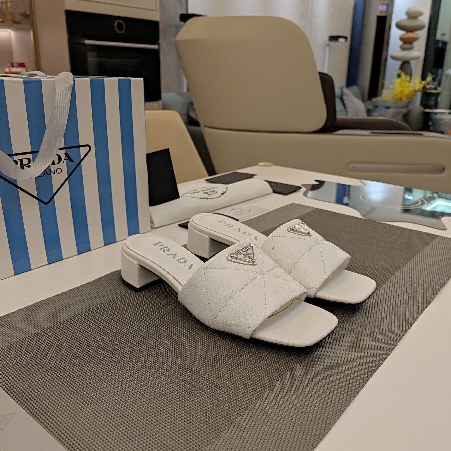 PRADA 26S LOW HEEL OPEN TOE MULES 45MM IN WHITE QUILTED CALFSKIN WITH LOGO