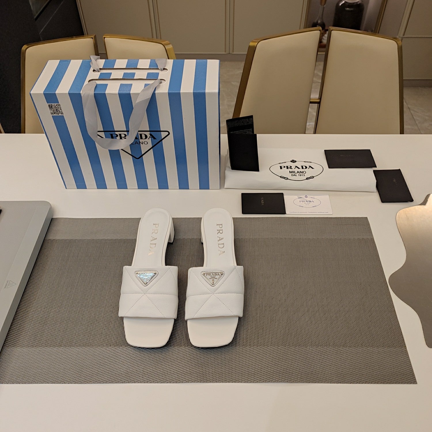 PRADA 26S LOW HEEL OPEN TOE MULES 45MM IN WHITE QUILTED CALFSKIN WITH LOGO