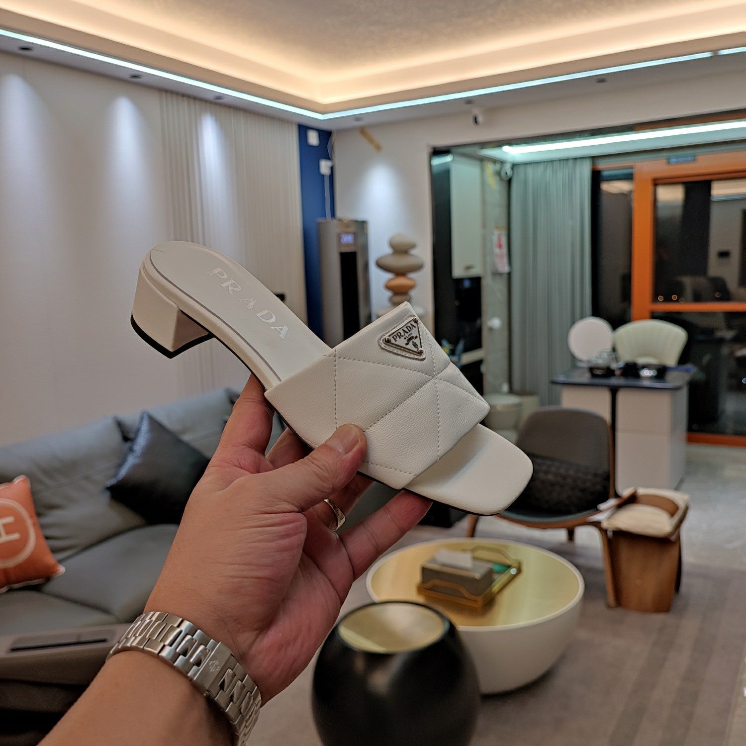 PRADA 26S LOW HEEL OPEN TOE MULES 45MM IN WHITE QUILTED CALFSKIN WITH LOGO