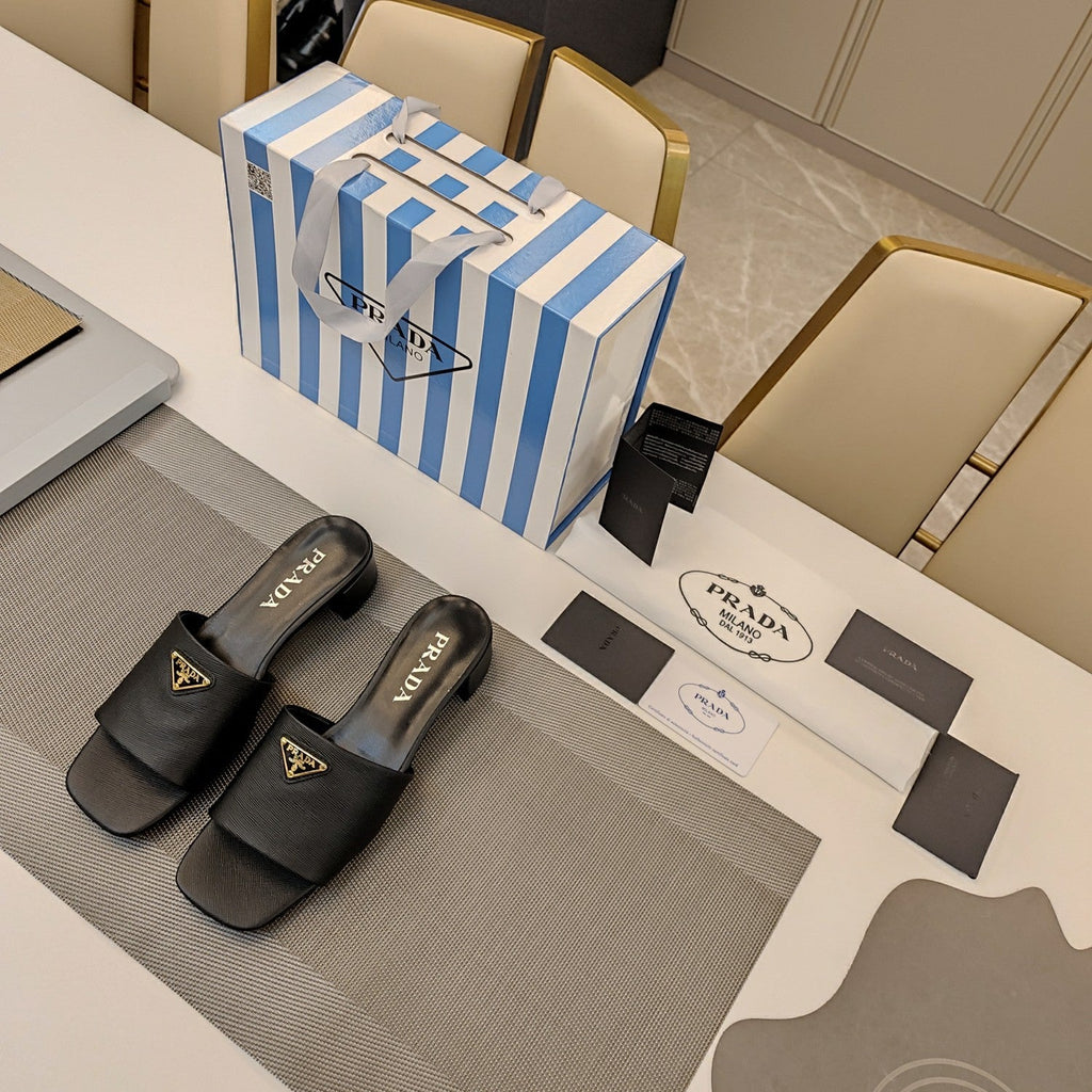 PRADA 26S OPEN TOE MULES 45MM IN BLACK SAFFIANO CALFSKIN WITH LOGO