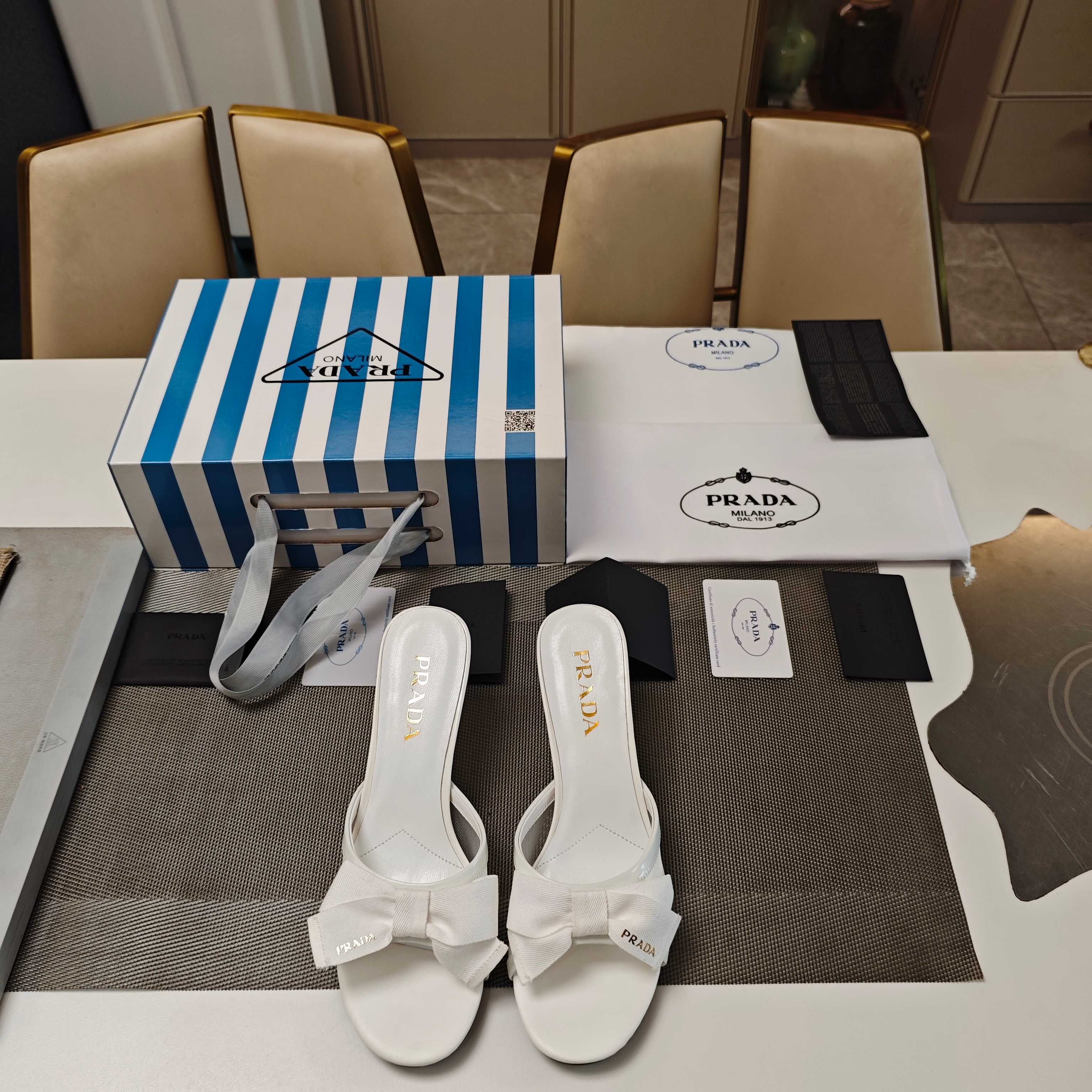 PRADA 26S HEEL MULE SANDALS 75MM IN WHITE CALFSKIN WITH BOW