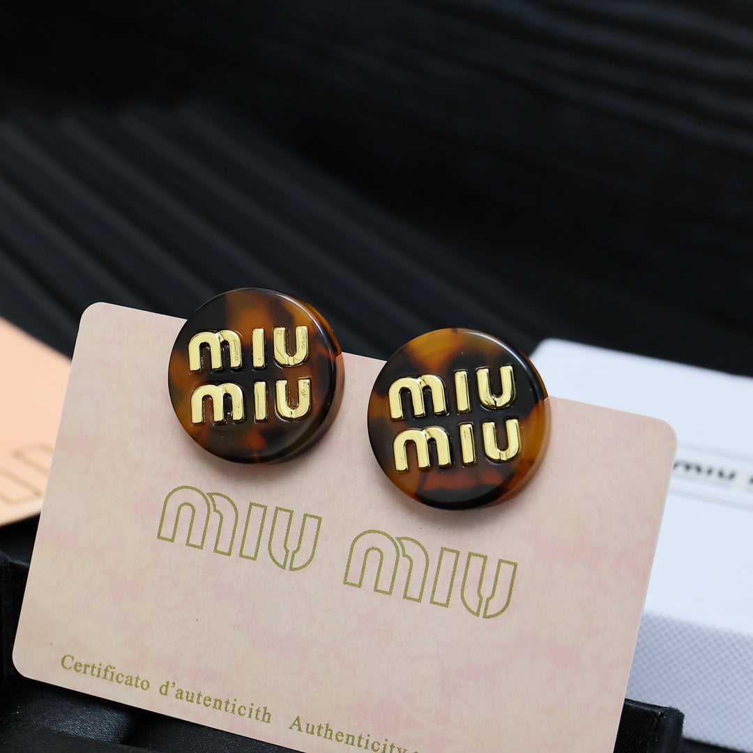 MIUMIU 26S ROUND LOGO STUD EARRINGS IN TORTOISE RESIN AND GOLD TONE METAL 633793