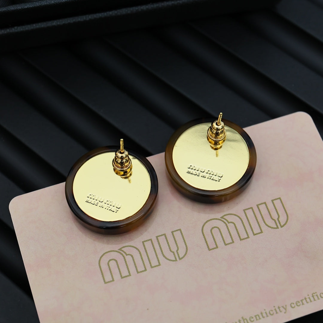 MIUMIU 26S ROUND LOGO STUD EARRINGS IN TORTOISE RESIN AND GOLD TONE METAL 633793