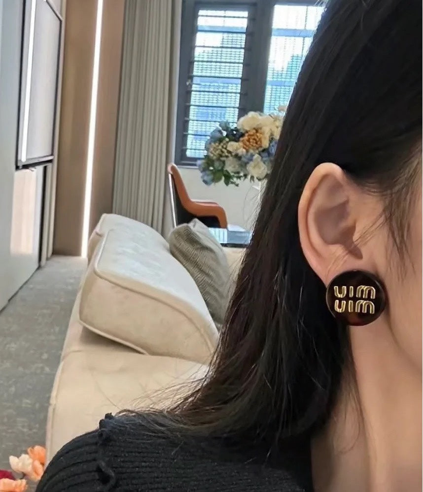 MIUMIU 26S ROUND LOGO STUD EARRINGS IN TORTOISE RESIN AND GOLD TONE METAL 633793