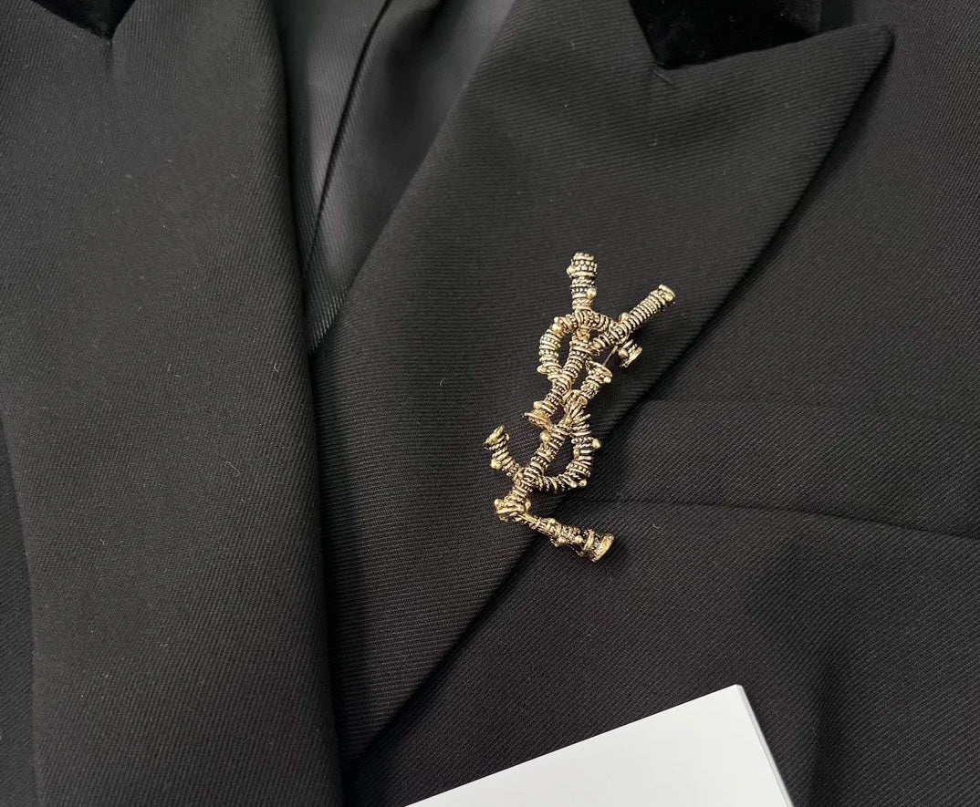 YSL 26S ORNATE TEXTURED MONOGRAM BROOCH IN ANTIQUE GOLD TONE METAL 617587