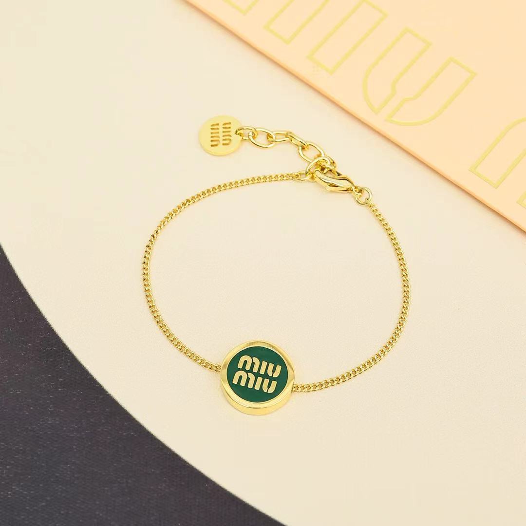 MIUMIU 26S ROUND LOGO GREEN ENAMEL CHAIN BRACELET IN GOLD TONE METAL 621549