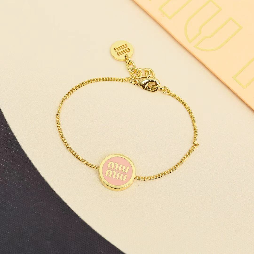 MIUMIU 26S ROUND LOGO PINK ENAMEL CHAIN BRACELET IN GOLD TONE METAL 621549