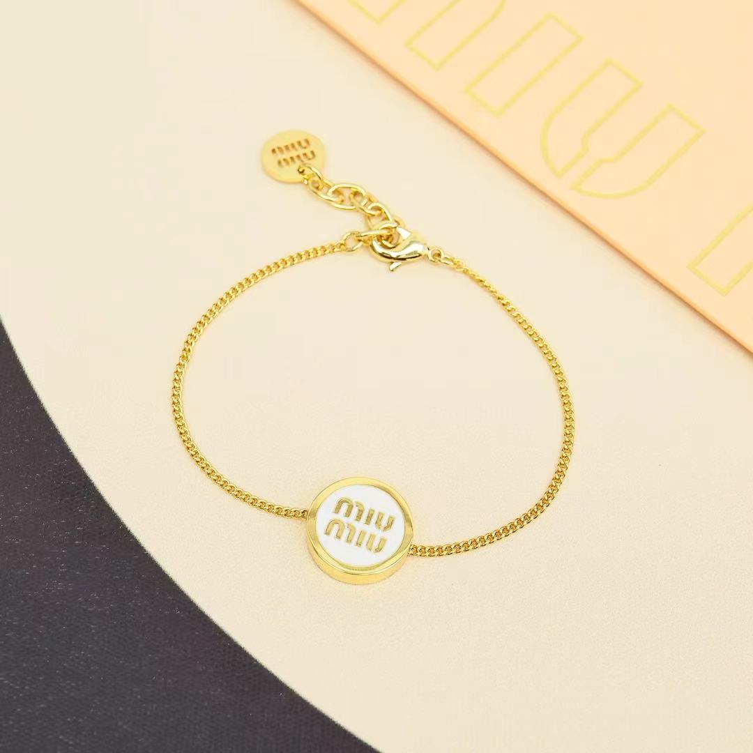 MIUMIU 26S ROUND LOGO WHITE ENAMEL CHAIN BRACELET IN GOLD TONE METAL 621549